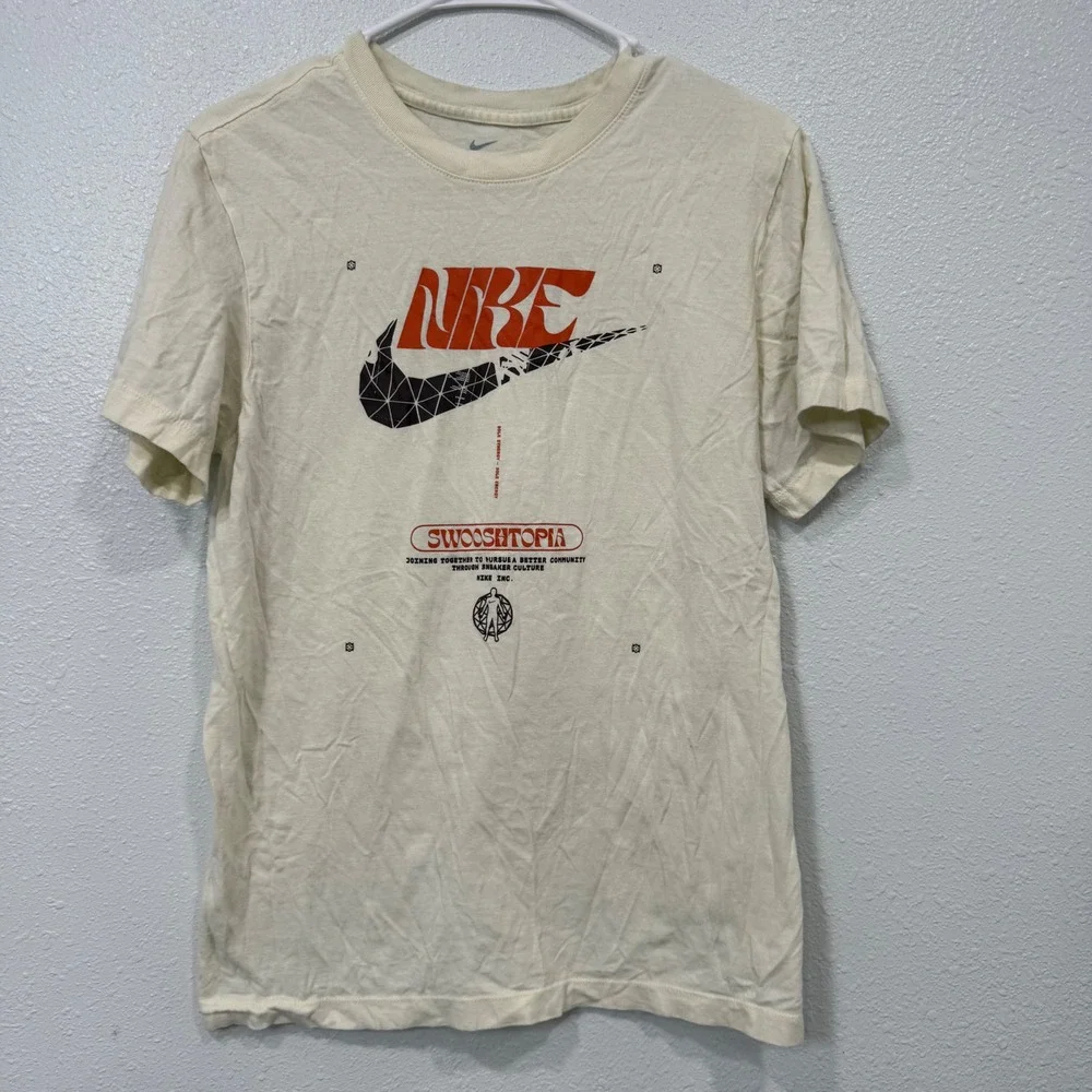 Nike Swooshtopia Graphic T-Shirt Mens Small Cream Orange Short Sleeve Tee 1508
